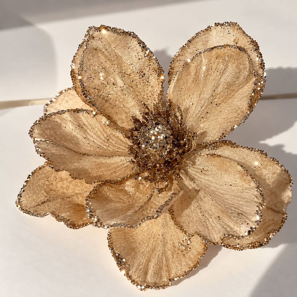 Dekorativ kunstig blomst i guld